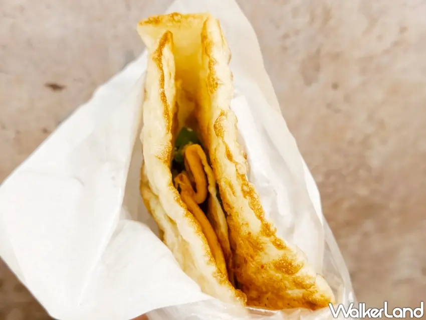 ▲「宜吉九層塔粉蔥餅」餅皮蓬鬆有彈性，粉蔥的自然甜味與九層塔香氣突出，令人難忘。（攝影：楊婷雅）