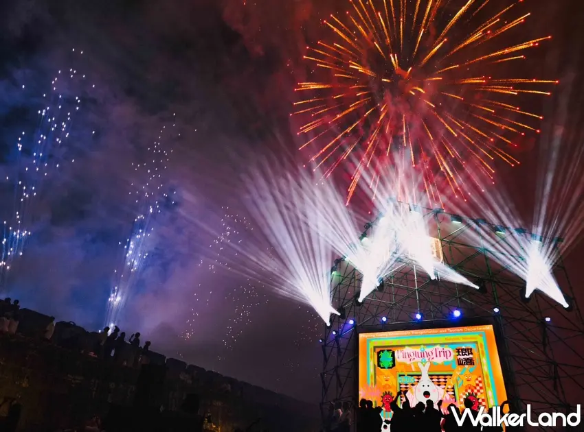 ▲南國國際生活節施放長達180秒的煙火秀,繽紛火花與舞台燈光交織,將活動氣氛推向最高潮 。圖/屏東縣政府交通旅遊處提供;窩客島編輯李維唐整理