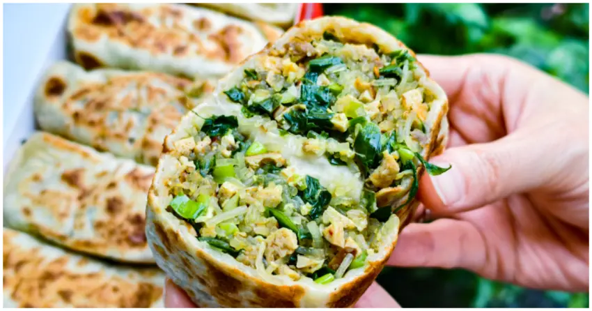 高雄代表性韭菜盒子！張媽媽八寶韭菜盒 傳承眷村乾烙手藝，現做現包餡料飽滿清爽不膩口。