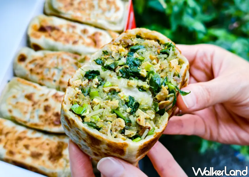 ▲「張媽媽八寶韭菜盒」開業至今已逾30年，店家延續外省眷村傳統作法，為高雄代表性韭菜盒子。（美食好芃友提供）