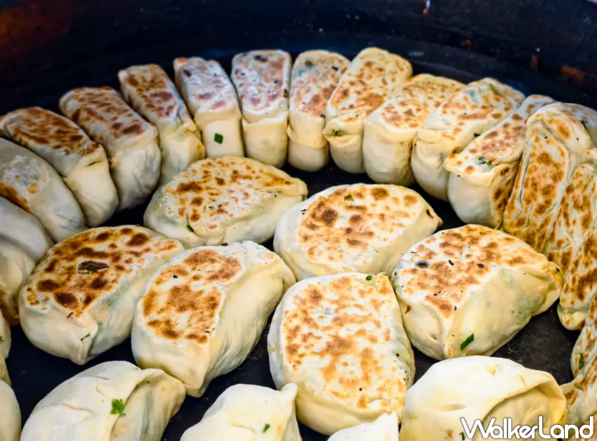 ▲「張媽媽八寶韭菜盒」堅持每日採購新鮮原料，所有韭菜盒均於當日現包現煎，內餡使用溫體豬絞肉，確保風味與品質。（美食好芃友提供）