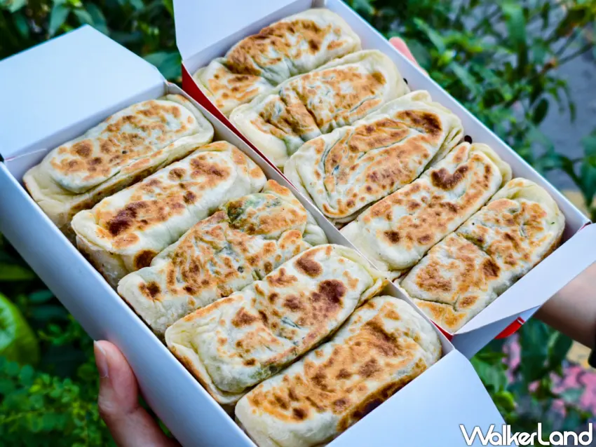 ▲「張媽媽八寶韭菜」每盒裝入五顆韭菜盒，排列緊密、幾乎沒有空隙，份量十足。（美食好芃友提供）