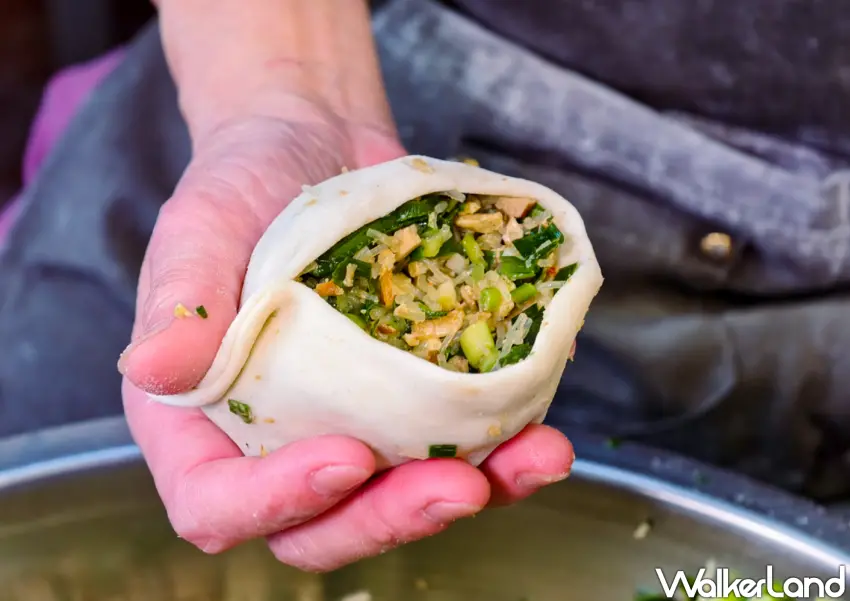 ▲「張媽媽八寶韭菜盒」以餡料飽滿的特色與清爽風味深植人心，被眾多消費者視為心目中高雄韭菜盒的代表之一。（美食好芃友提供）