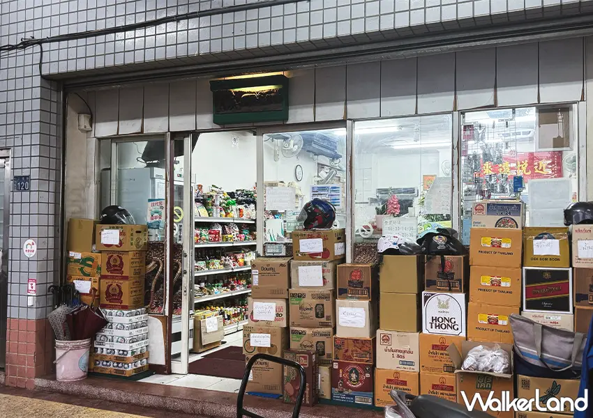 ▲基隆七堵美食推薦「通通泰式風味小吃」店內販售泰國泡麵與調味料,打造基隆少見的南洋風格用餐空間(攝影:蕭芷琳)