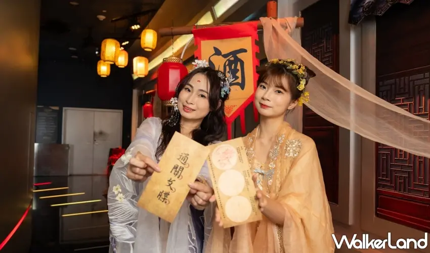 ▲在進入神祕的長安城之前，旅客得先領取一份專屬的通關文牒，感受古人旅行時必備的嚴謹儀式感，這是開啟冒險的第一步。圖／i-Ride飛行劇院提供；窩客島編輯李維唐整理