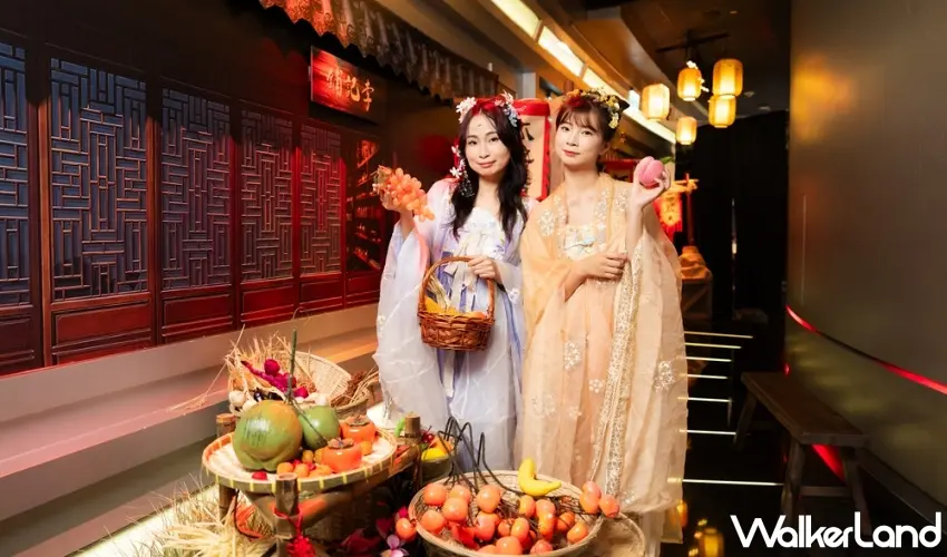 ▲走進大唐西市的熱鬧街道，眼前盡是絲路運來的異國蔬果與繁華物產，讓人彷彿置身於當時全世界最繁忙的國際貿易中心。圖／i-Ride飛行劇院提供；窩客島編輯李維唐整理