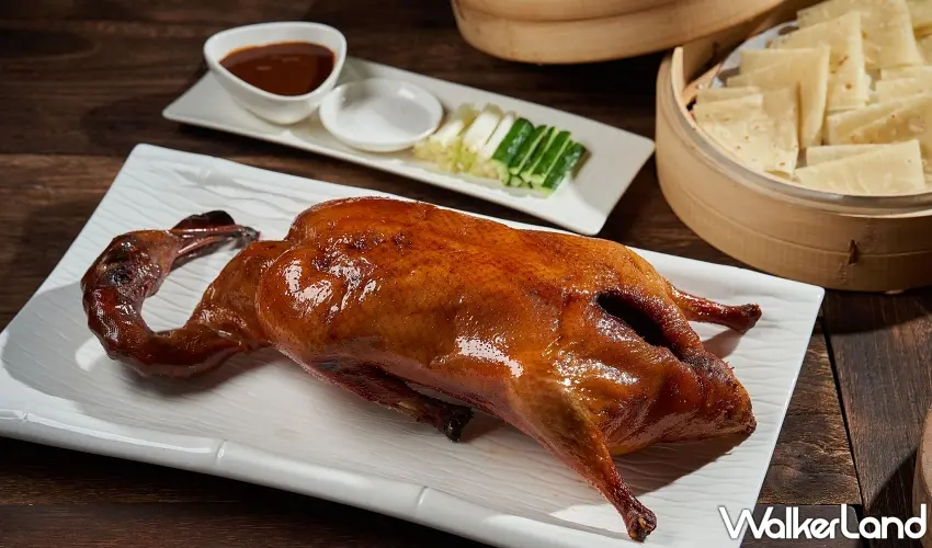 ▲天成世貿國際會館翠庭中餐廳「母親節海陸五吃雙饗宴」六人桌席每套6888元+10%,烤鴨三吃包含經典片皮鴨、京味醬香鴨絲春餅以及剝皮辣椒燉鴨骨湯,是饕客魂牽夢縈的絕妙組合。圖/天成世貿國際會館提供;窩客島編輯李維唐整理