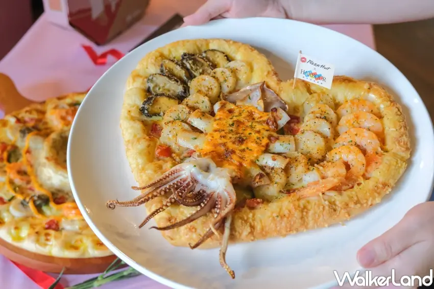 ▲必勝客推出母親節限定聯名餐點，從主餐比薩到甜點蛋糕完整搭配，讓粉絲輕鬆準備節慶聚餐內容。（攝影：張人尹）