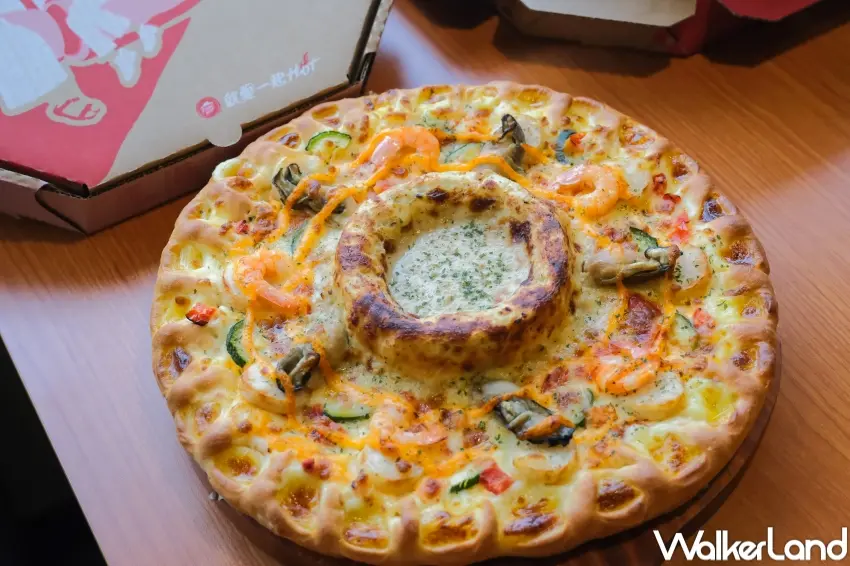 ▲必勝客攜手漢來海港推出明太子生蠔干貝比薩，結合多款海鮮食材與明太子醬，打造層次豐富的海味口感。（攝影：張人尹）