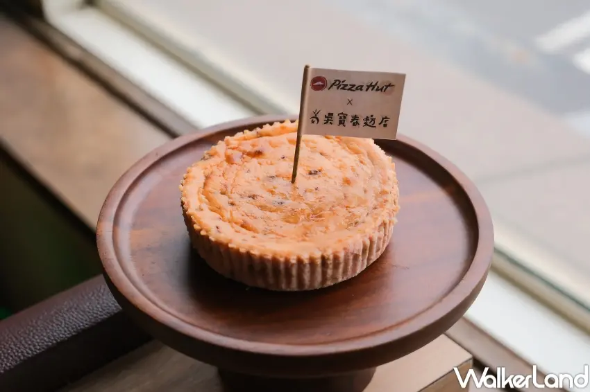 ▲必勝客荔枝玫瑰巴斯克提供8吋與小顆版本，搭配加購價格設計，讓粉絲依聚餐需求選擇適合尺寸。（攝影：張人尹）