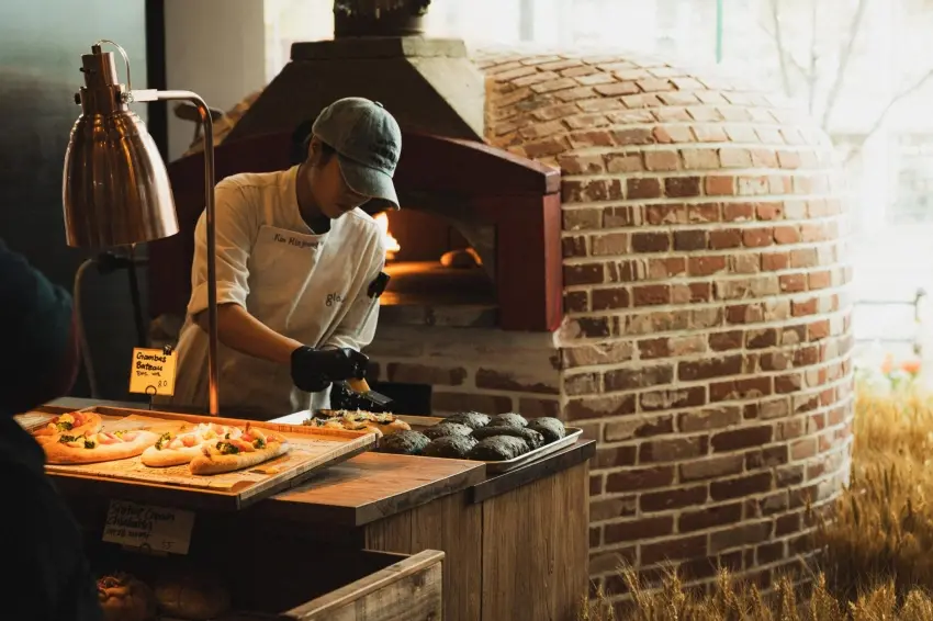 ▲Standard Bread主打歐風鄉村烘焙麵包，店內設計結合窯烤爐與復古元素，提供多款麵包與抹醬選擇增加豐富度。圖片來源：Instagram @standardbread_official