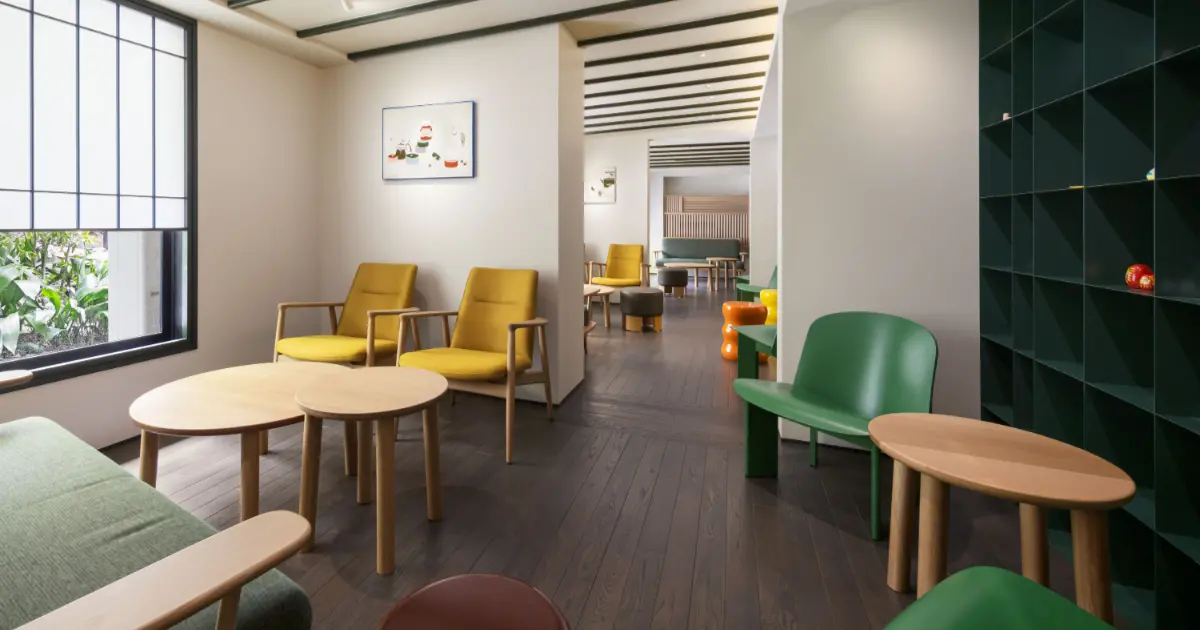 星巴克京都圓山公園菊之溪店新開幕，京都名勝首店，提供綠意環繞的咖啡體驗。