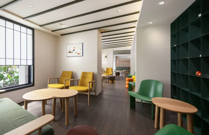 ▲這間星巴克以暖簾與行燈迎接顧客，善用原有建築格局的店內分為多個區域。