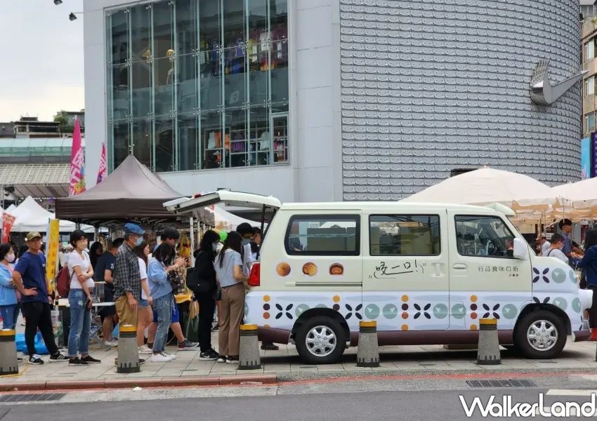 ▲彰化名店新口味蛋黃酥行動餐車現身西門紅樓創意市集，現場大排長龍吸引許多蛋黃酥控搶購。