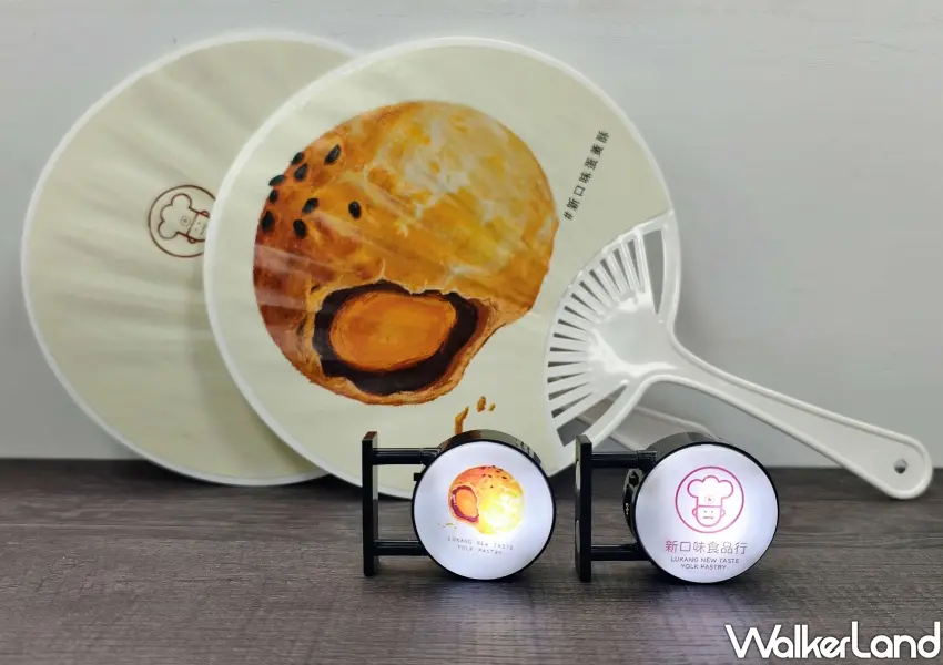 ▲慶祝行動餐車3周年推出的獨家蛋黃酥扇與燈箱磁鐵，超萌周邊讓美味記憶延續到日常生活。