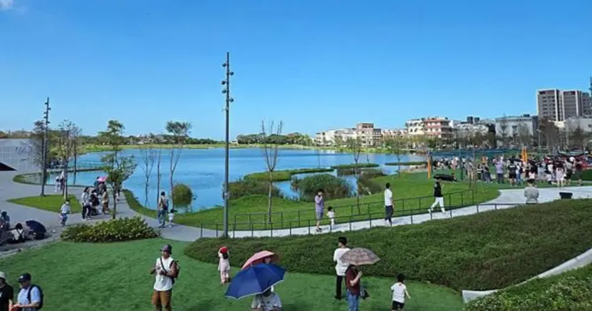 ▲「華興池生態埤塘公園」結合濕地生態與環湖步道,沿著湖畔漫步,整體氛圍愜意又療癒。
