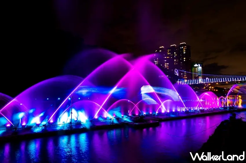 ▲彩色律動噴泉搭配磅礡音樂,感受每晚六場準時上演的碧潭水舞秀帶來極致視聽饗宴。