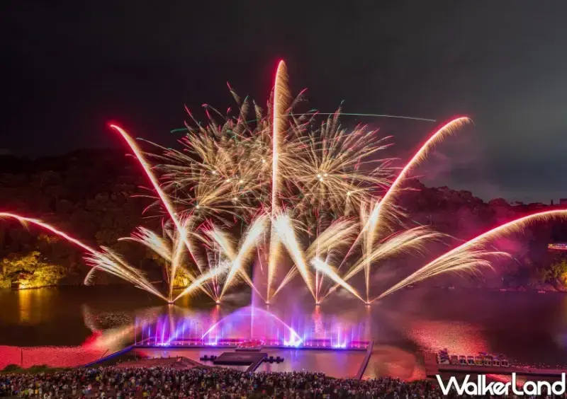 ▲閉幕限定三百秒煙火秀預備卡位,金色花火與水舞噴泉同步綻放點亮新店最強夜色。