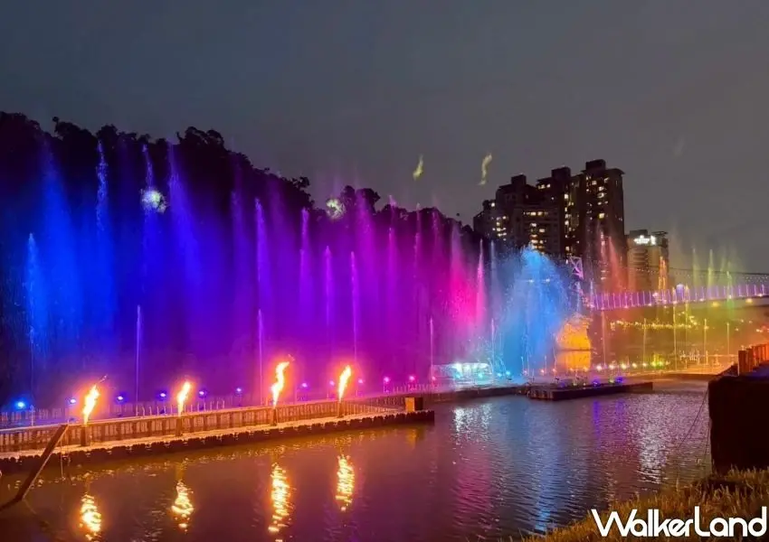 ▲聲光效果全開的動態水舞表演,水舞季曲目結合火焰特效與幻彩燈光營造熱鬧氛圍。