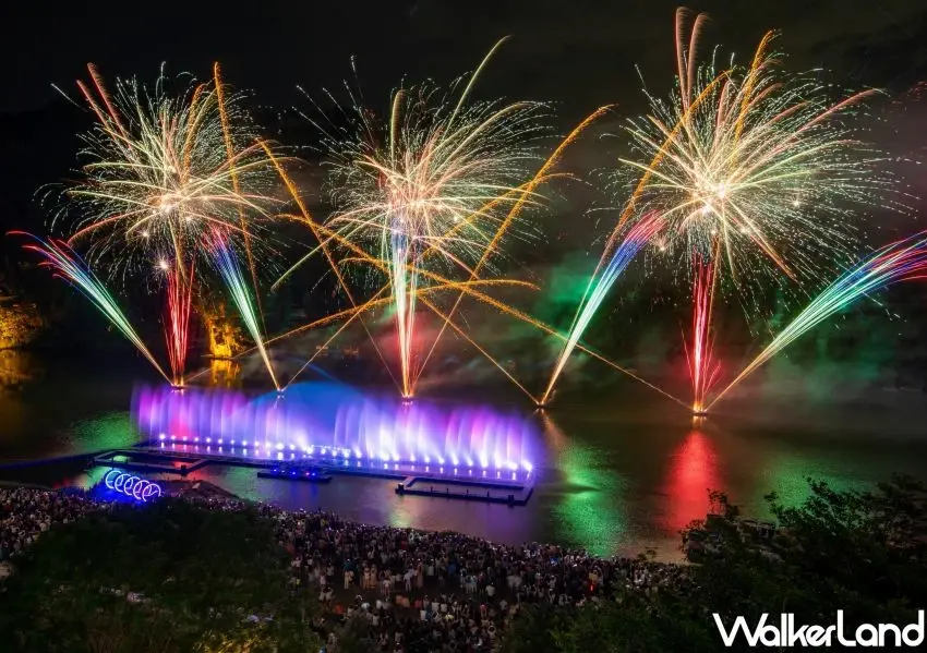 ▲碧潭煙火秀日期先存起來,壯觀的高空煙火展演吸引眾多遊客聚集水岸碼頭共同朝聖。