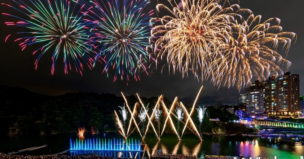 碧潭水舞秀確定了！300秒煙火、水上鋼鐵人超震撼，新店人約會去。