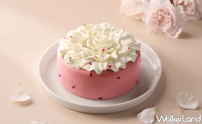 ▲誠品行旅推出母親節限定 5.5 吋蛋糕《緋霧盛綻》，以手工花瓣造型呈現，內含紅玉紅茶慕斯與果香層次。圖／誠品行旅提供；窩客島整理
