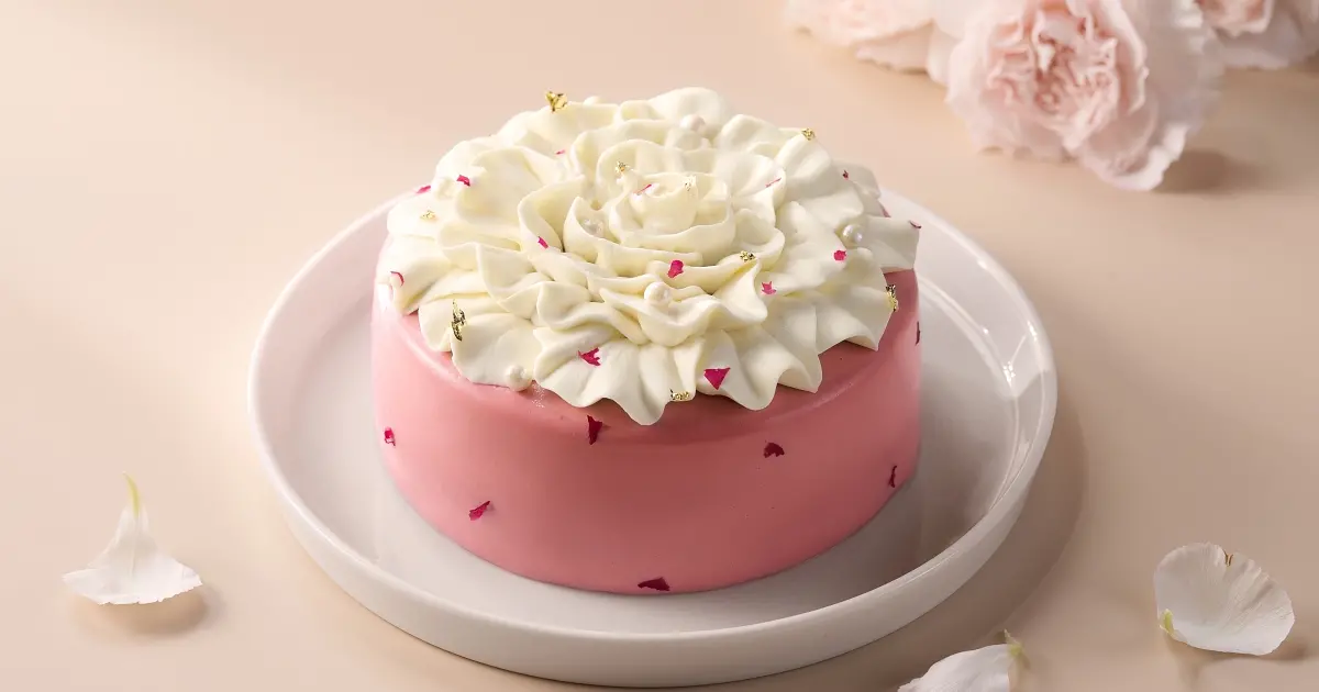 2026母親節蛋糕推薦！誠品行旅「緋霧盛綻」紅玉紅茶慕斯與限量花束預購開跑。