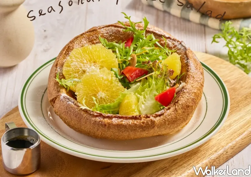 ▲芙香家經典口味季節水果沙拉鐵鍋鬆餅，搭配現烤酥脆餅皮與清爽生菜超誘人。(攝影：鄭雅之)