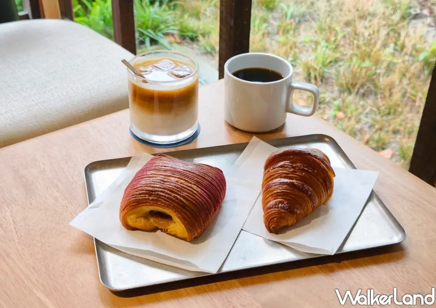 ▲新加坡精品咖啡Alchemist二店必點手沖咖啡與酥脆可頌，在老宅窗邊享受愜意時光。(攝影：鄭雅之)