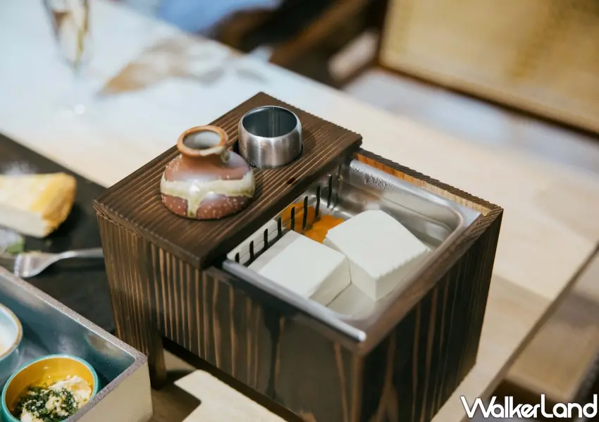 ▲豆舞湯豆腐以特製木盒盛裝精緻豆腐，簡約食材展現出最純粹的日系極簡食尚美學。