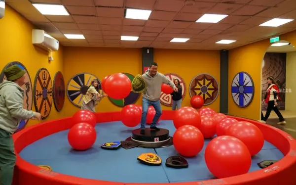 ▲宜蘭室內景點推薦必玩！勇者桂冠王主打大人版羅馬競技場的主題闖關遊戲，跟親友玩整天。(攝影：部落客 mika)