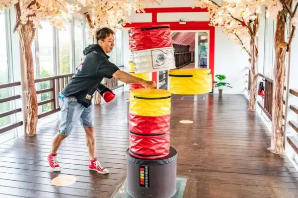 ▲宜蘭室內景點推薦必玩！頭等倉用頭玩遊戲，頭槌足球、用頭接球、頭部版電流急急棒等。(攝影：部落客 大手牽小手。玩樂趣)