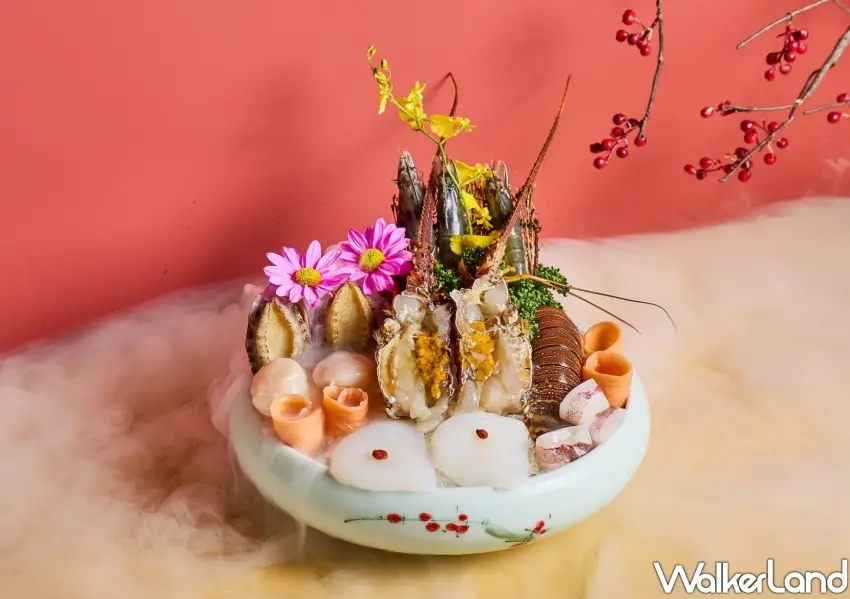 ▲信義區豪華火鍋推薦。鼎王龍蝦海饌盛宴集結大龍蝦、白蝦、干貝、鮑魚等頂級食材,視覺與味蕾雙重享受。