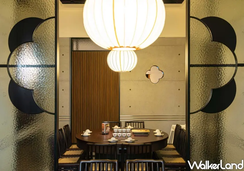 ▲充滿中式美學質感的鼎王包廂座席。ATT店設計強化聚餐儀式感,提供舒適且具隱私性的半開放式用餐空間。