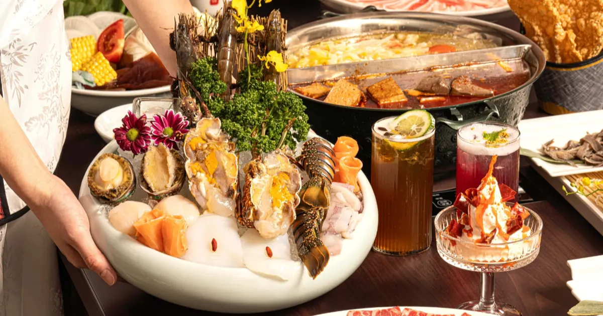 鼎王麻辣鍋開到信義區！麻辣霜淇淋 調酒ATT限定，肉盤買一送一先衝。