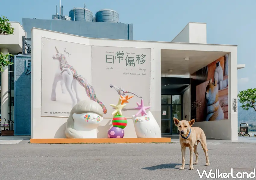 ▲屏東看海美術館《日常偏移》特展於4月18日登場，展出32件狗狗、水豚、獨角獸等雕塑。