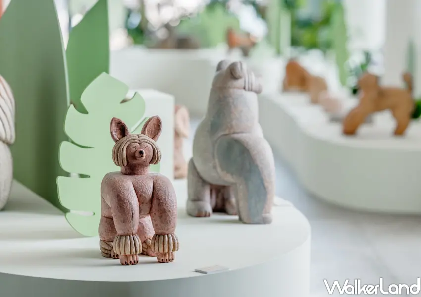 ▲屏東看海美術館狗狗雕塑展！日本藝術家佐野美里以柴犬、貴賓過等狗狗雕塑作品呈現內心的情緒場景。