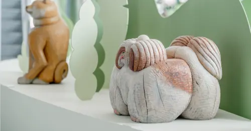 巨型博美免費拍！屏東看海美術館狗狗雕塑展搶先看， 柴犬 貴賓狗狗雕塑超療癒。