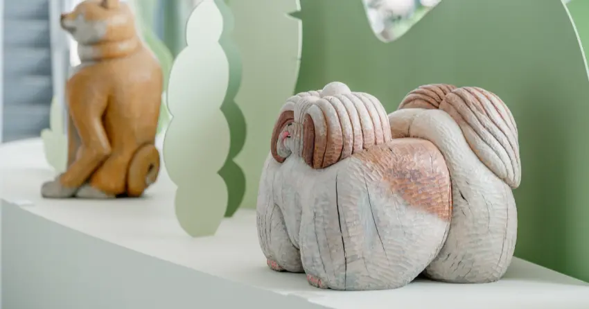 巨型博美免費拍！屏東看海美術館狗狗雕塑展搶先看， 柴犬 貴賓狗狗雕塑超療癒。