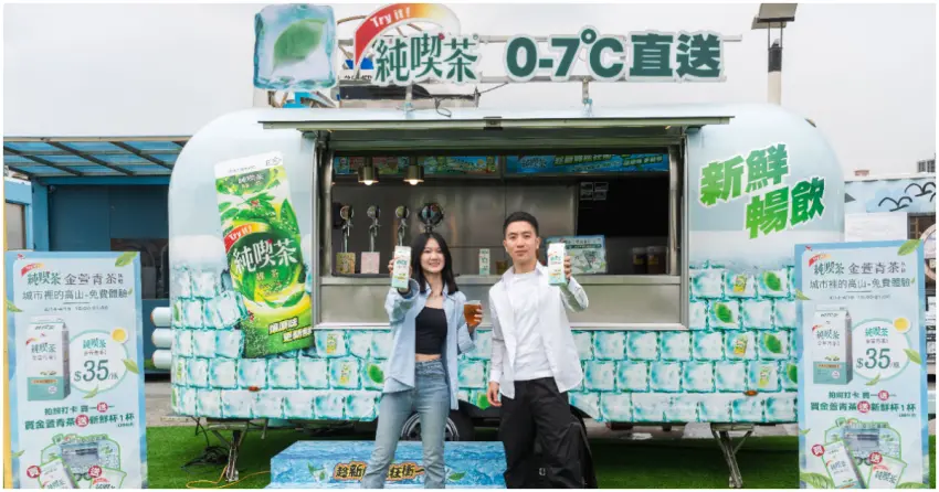 ▲純喫茶暢飲車吸引民眾駐足體驗,感受金萱青茶的清新風味