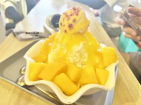 ▲台北刨冰推薦！大稻埕迪化街「悠哉呷冰」芒果雪花冰，坐在兩層樓復古空間開吃。(攝影：部落客 饅頭弟)