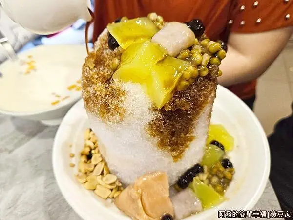 ▲台北古早味刨冰推薦！南機場夜市「黃豆家」黑糖刨冰份量大到就像冰山一樣。(攝影：部落客 阿發的簡單幸福)