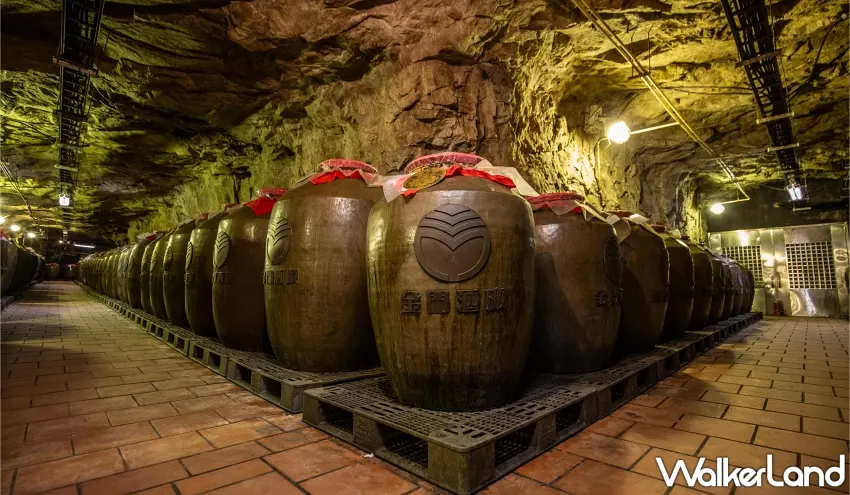 ▲金門酒廠於長江坑道內整齊陳列的大型陶甕,利用天然恆溫環境窖藏頂級高粱酒。 圖/金門酒廠提供;窩客島整理