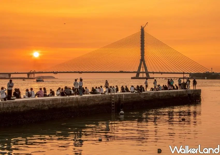 ▲淡水漁人碼頭欣賞淡江大橋日落美景,夕陽餘暉映照橋身成最新熱門打卡景點。