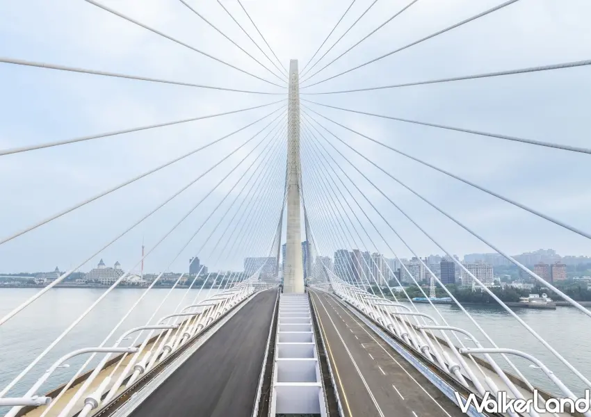 ▲淡江大橋寬闊橋面,單塔不對稱斜張橋設計展現宏偉建築工藝與遼闊視野。