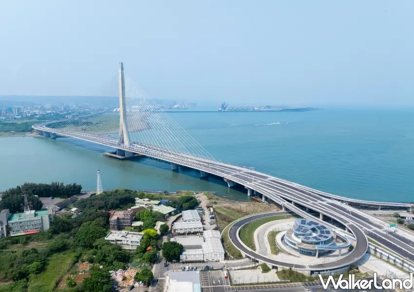 ▲鳥瞰淡江大橋全景與圓環引道,串聯淡水八里生活圈並大幅縮短交通通勤時間。