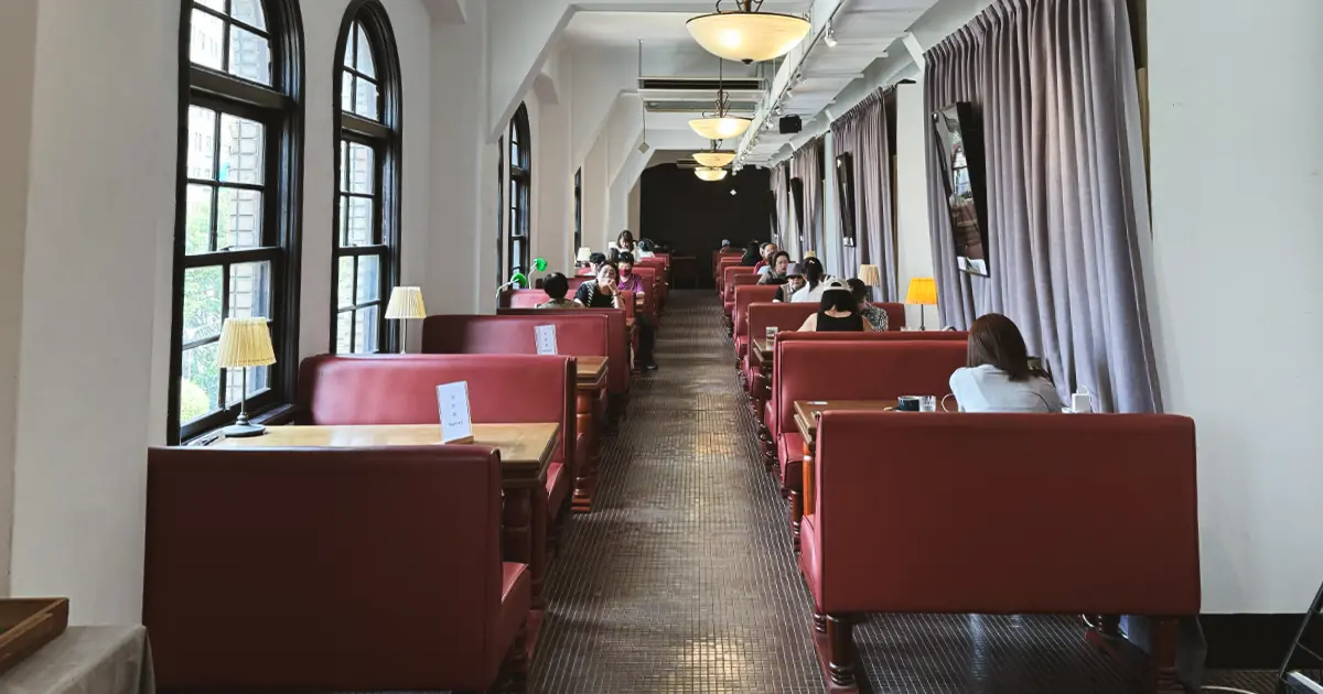 西門町不限時咖啡廳！4F劇場咖啡 藏身在古蹟裡，平日也爆滿、不想等請早起。