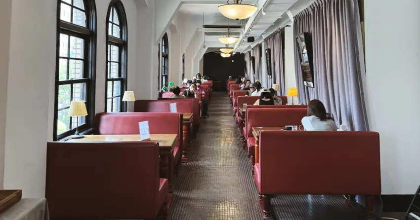 西門町不限時咖啡廳！4F劇場咖啡 藏身在古蹟裡，平日也爆滿、不想等請早起。