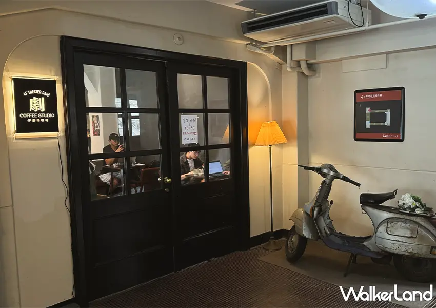 ▲推開台北二級古蹟「中山堂」沉重而優雅的大門，搭乘電梯直達頂層就能抵達（攝影：蕭芷琳）