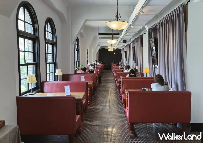 ▲西門町咖啡廳推薦「4F劇場咖啡」店內狹長的廊道空間，兩側是連綿的圓拱型窗櫺（攝影：蕭芷琳）